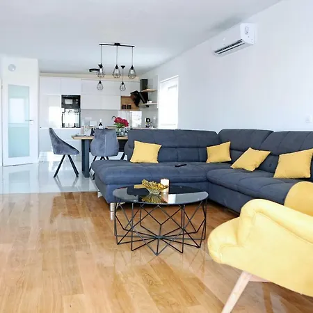 Grga-spacious 3-bedroom Apartman *