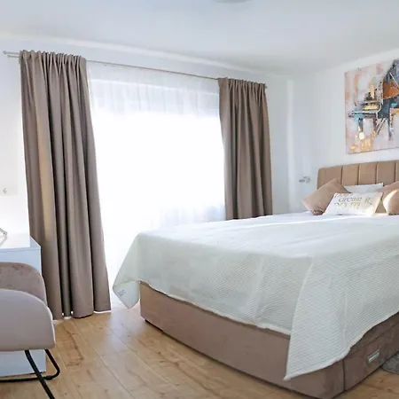 Grga-spacious 3-bedroom Apartman Zadar